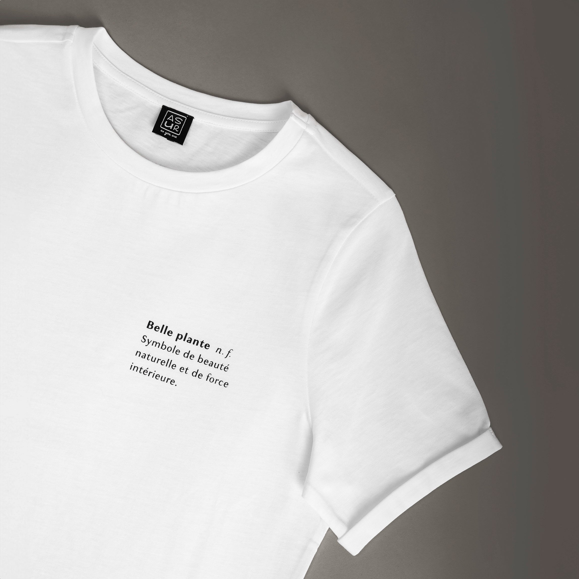 T-shit blanc en coton, texte sur la poitrine, définition belle plante, modèle belle plante de la marque ASUR.