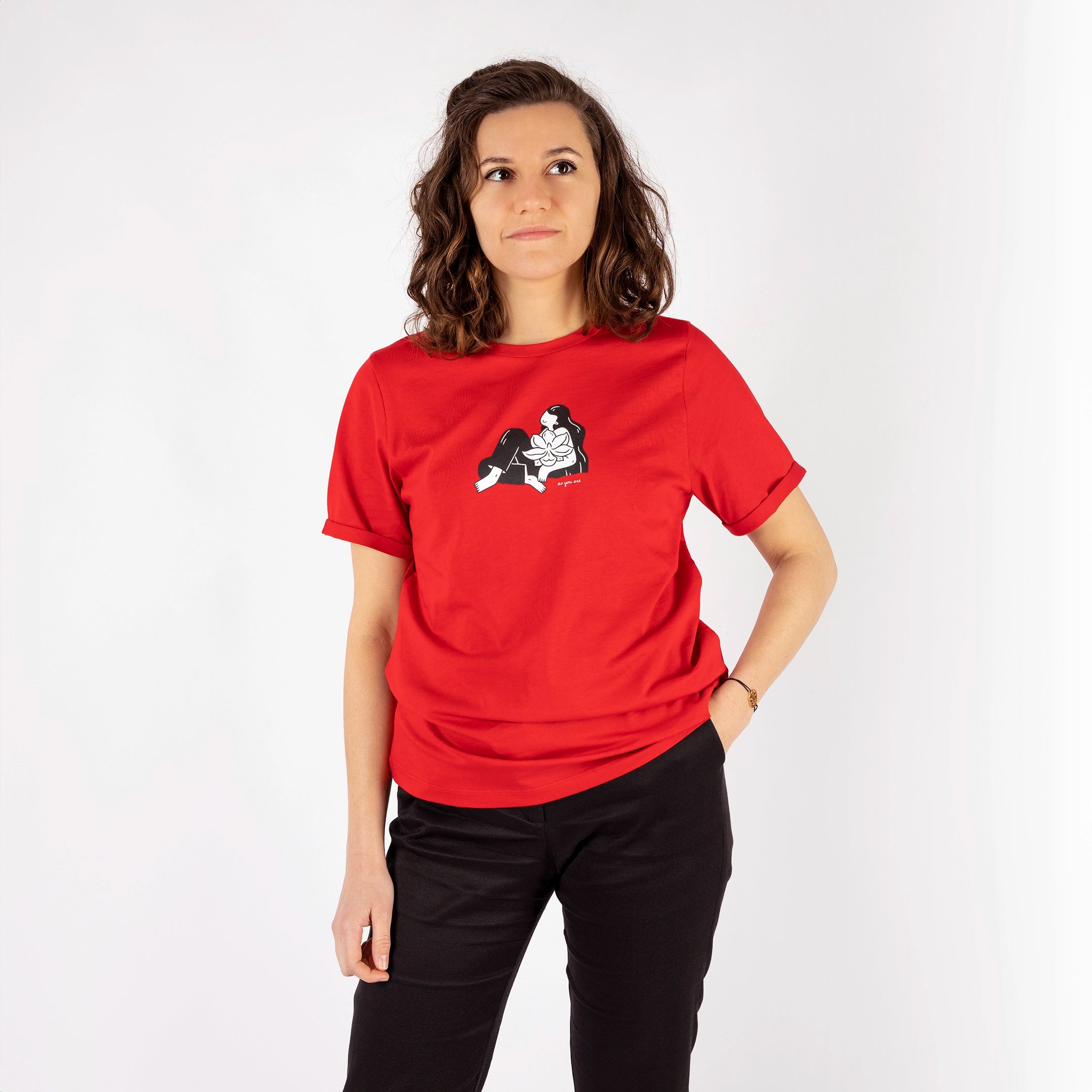 T-shit rouge en coton, illustration de Zoe Bourhis, modèle femme fleur de la marque ASUR.