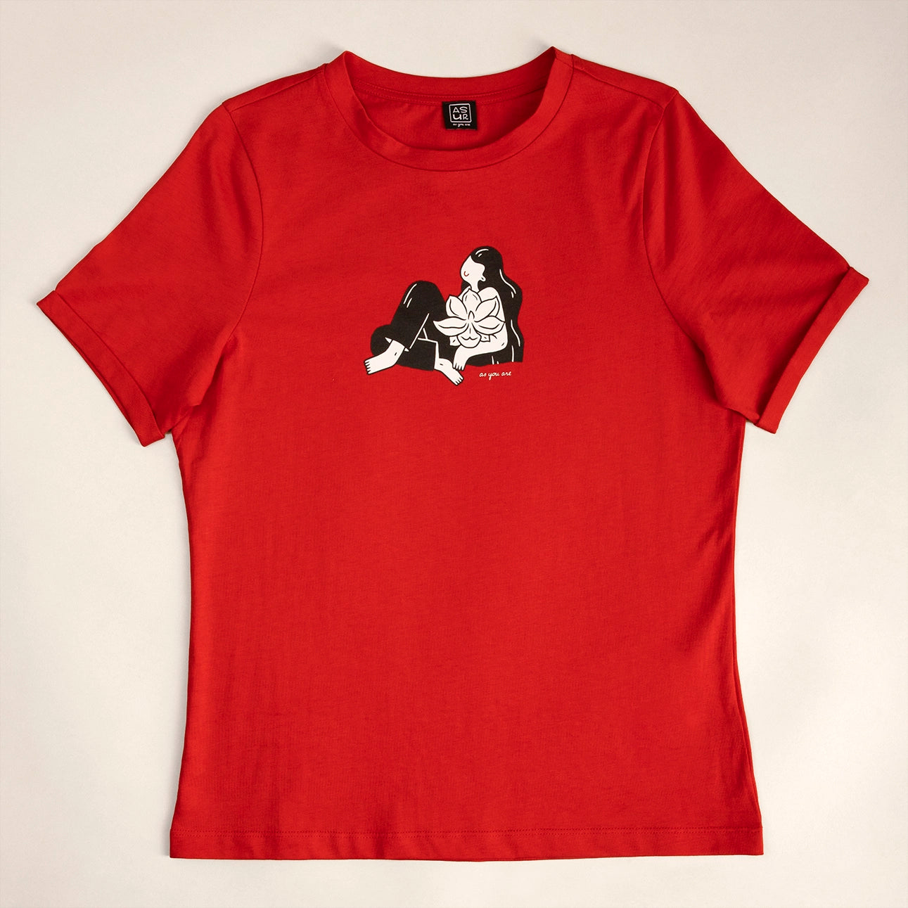 T-shit rouge en coton, illustration de Zoe Bourhis, modèle femme fleur de la marque ASUR.