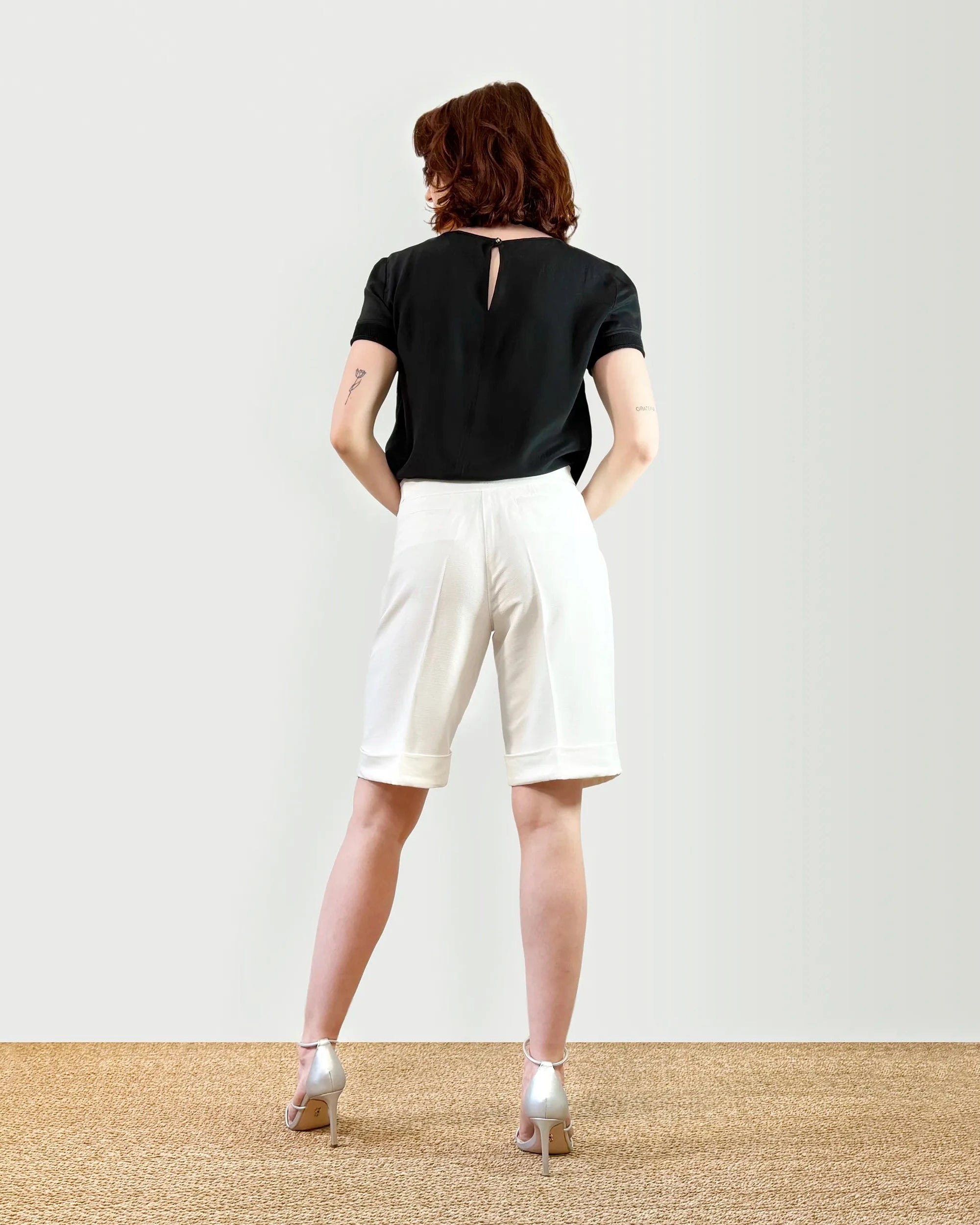 Bermuda blanc, ajustable et confortable longueur genou pour femme, modèle Diana de la marque ASUR, en tissu upcyclé