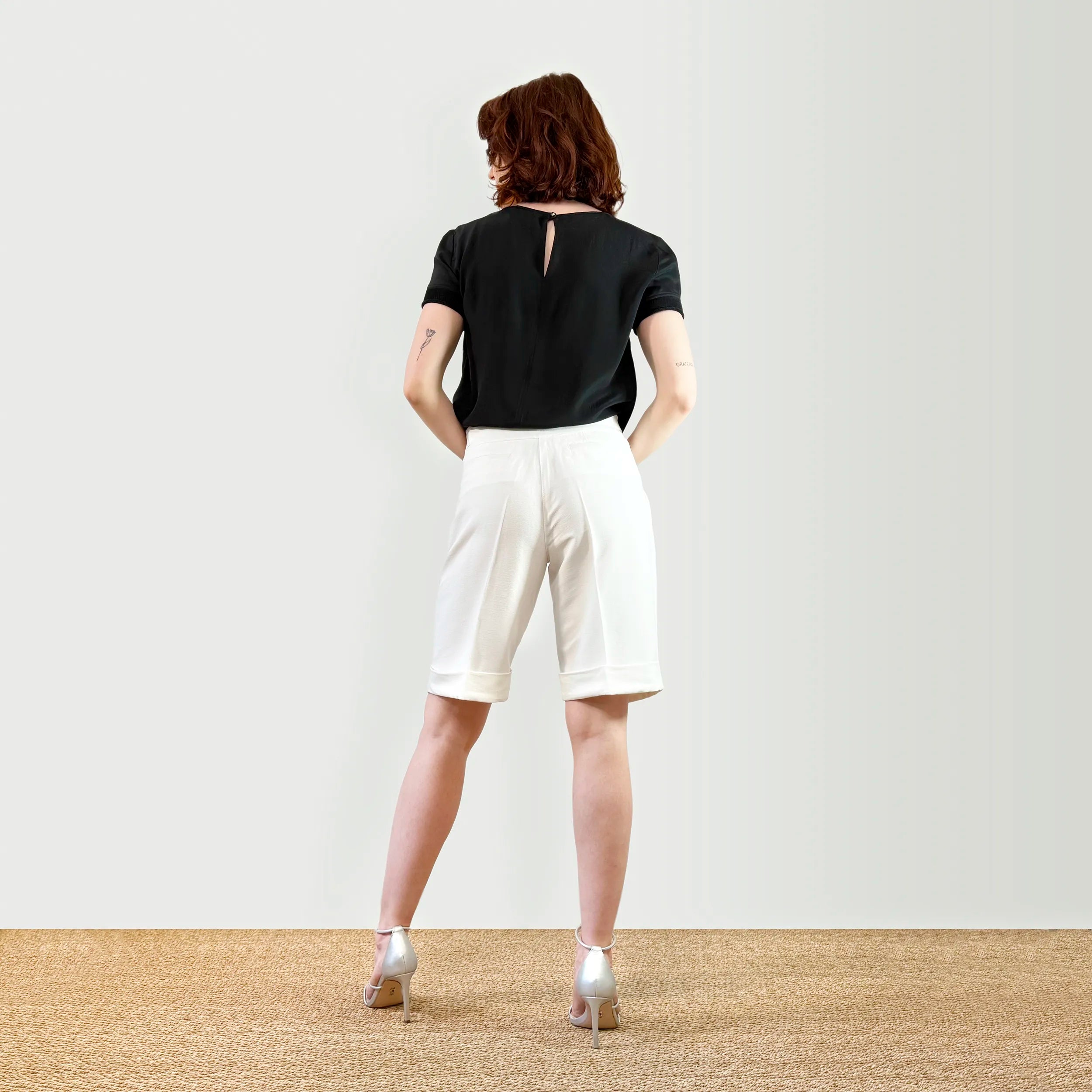 Bermuda blanc, ajustable et confortable longueur genou pour femme, modèle Diana de la marque ASUR, en tissu upcyclé