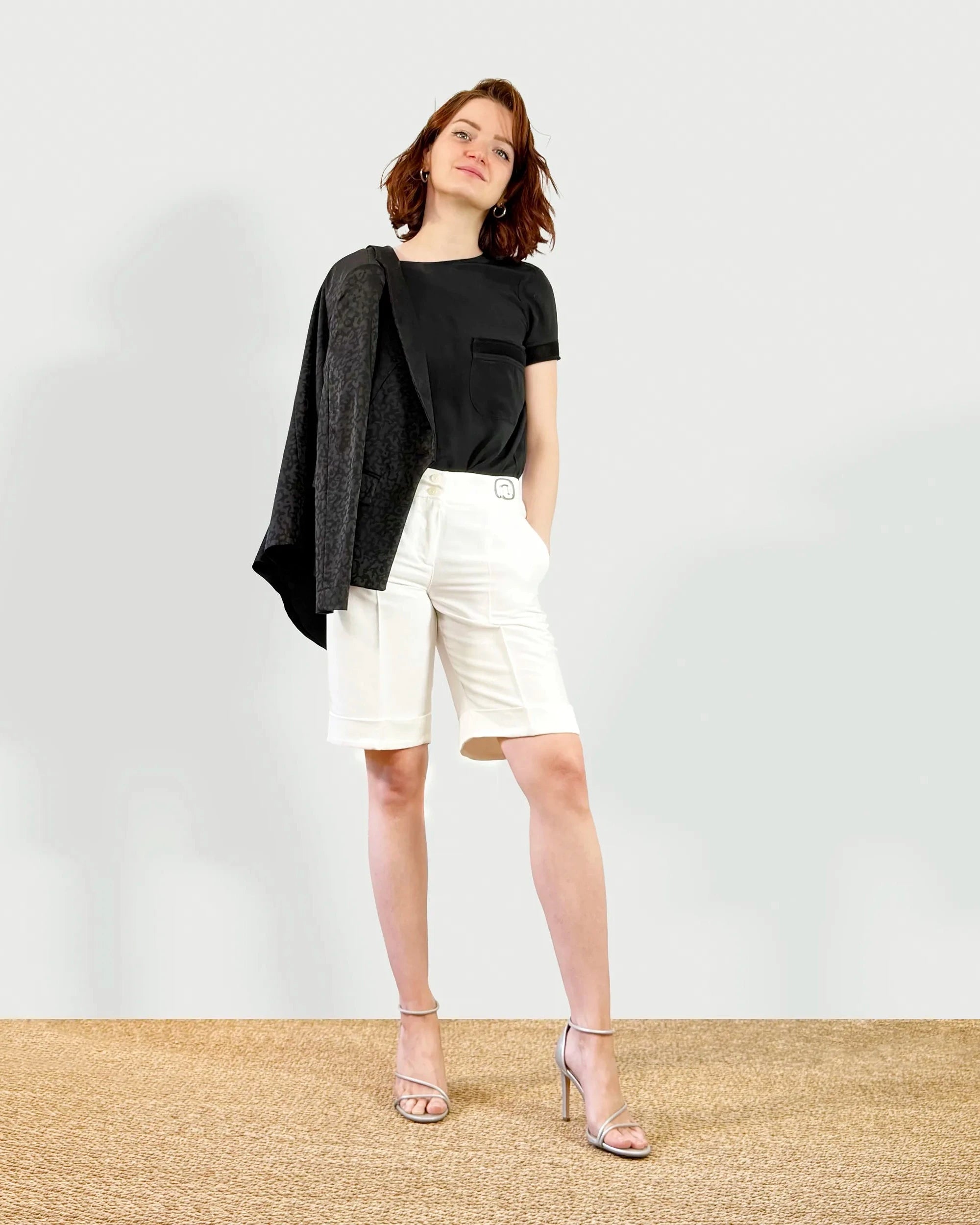 Bermuda blanc, ajustable et confortable longueur genou pour femme, modèle Diana de la marque ASUR, en tissu upcyclé