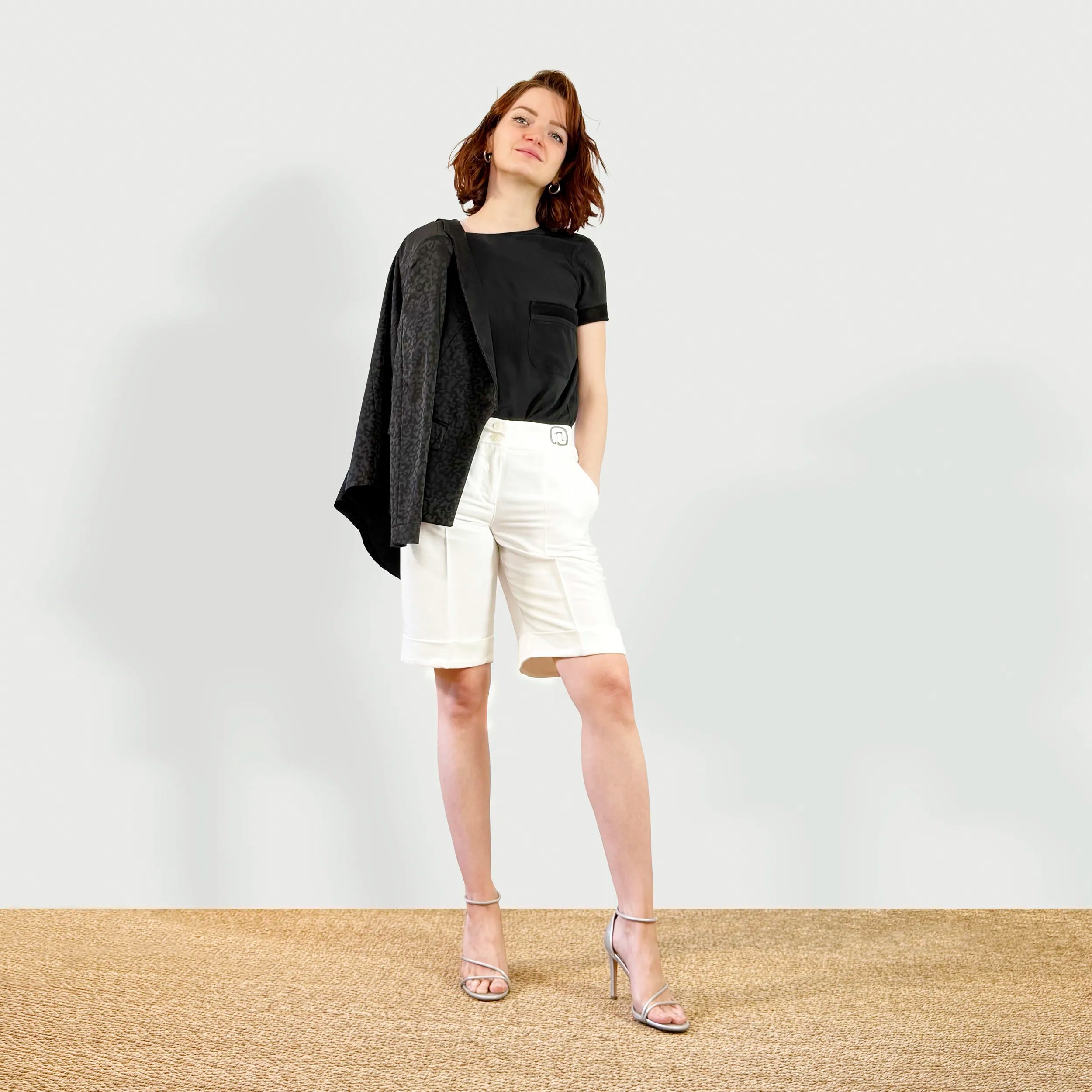 Bermuda blanc, ajustable et confortable longueur genou pour femme, modèle Diana de la marque ASUR, en tissu upcyclé