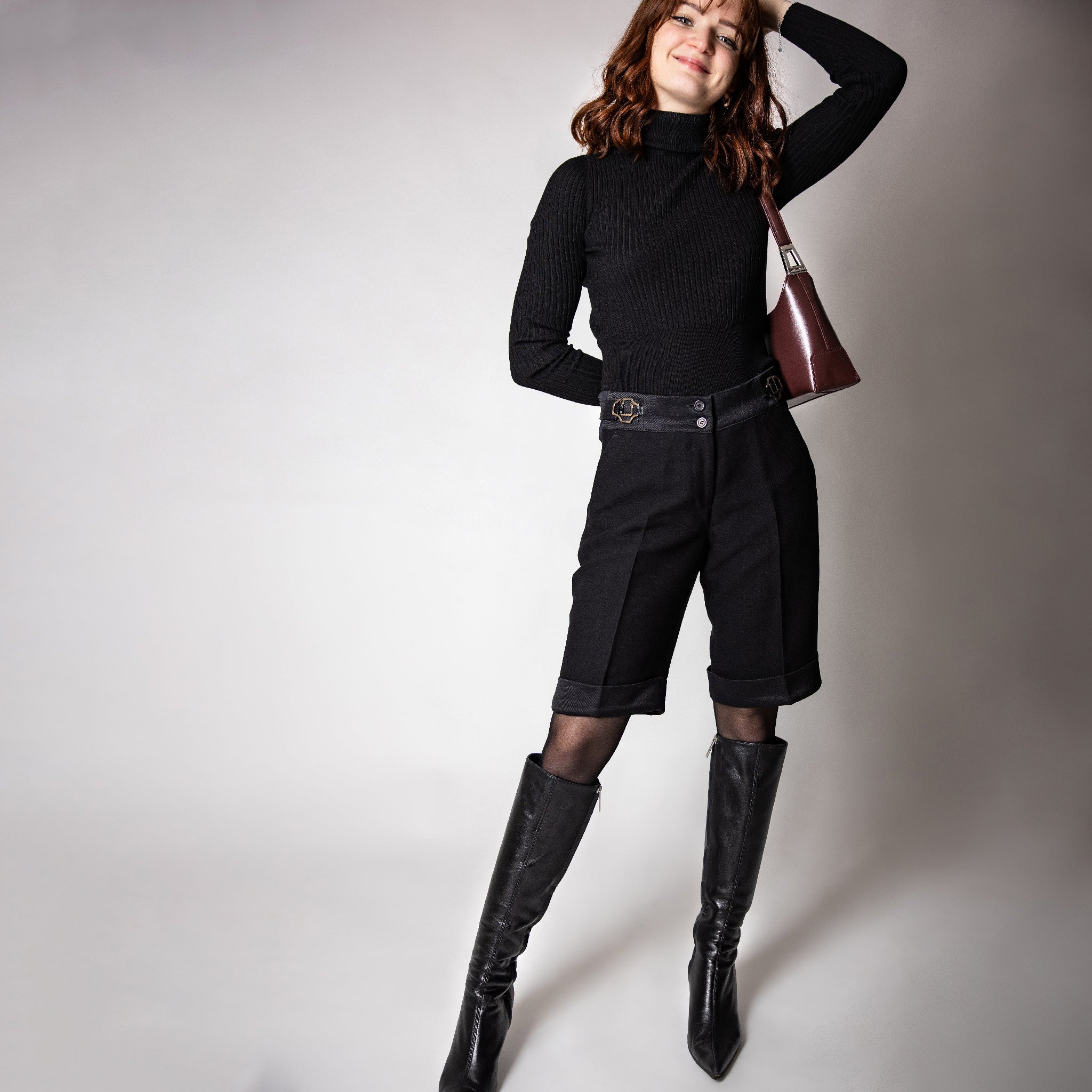 Bermuda noir, ajustable et confortable longueur genou pour femme, modèle Diana de la marque ASUR, en tissu upcyclé