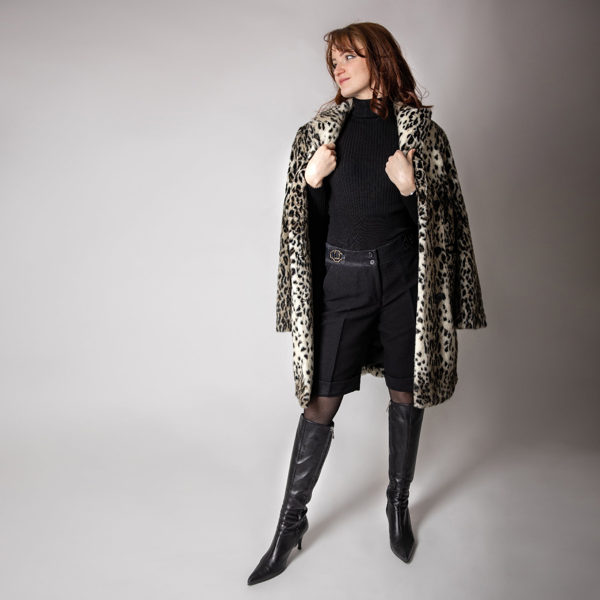 Bermuda noir, ajustable et confortable longueur genou pour femme, modèle Diana de la marque ASUR, en tissu upcyclé