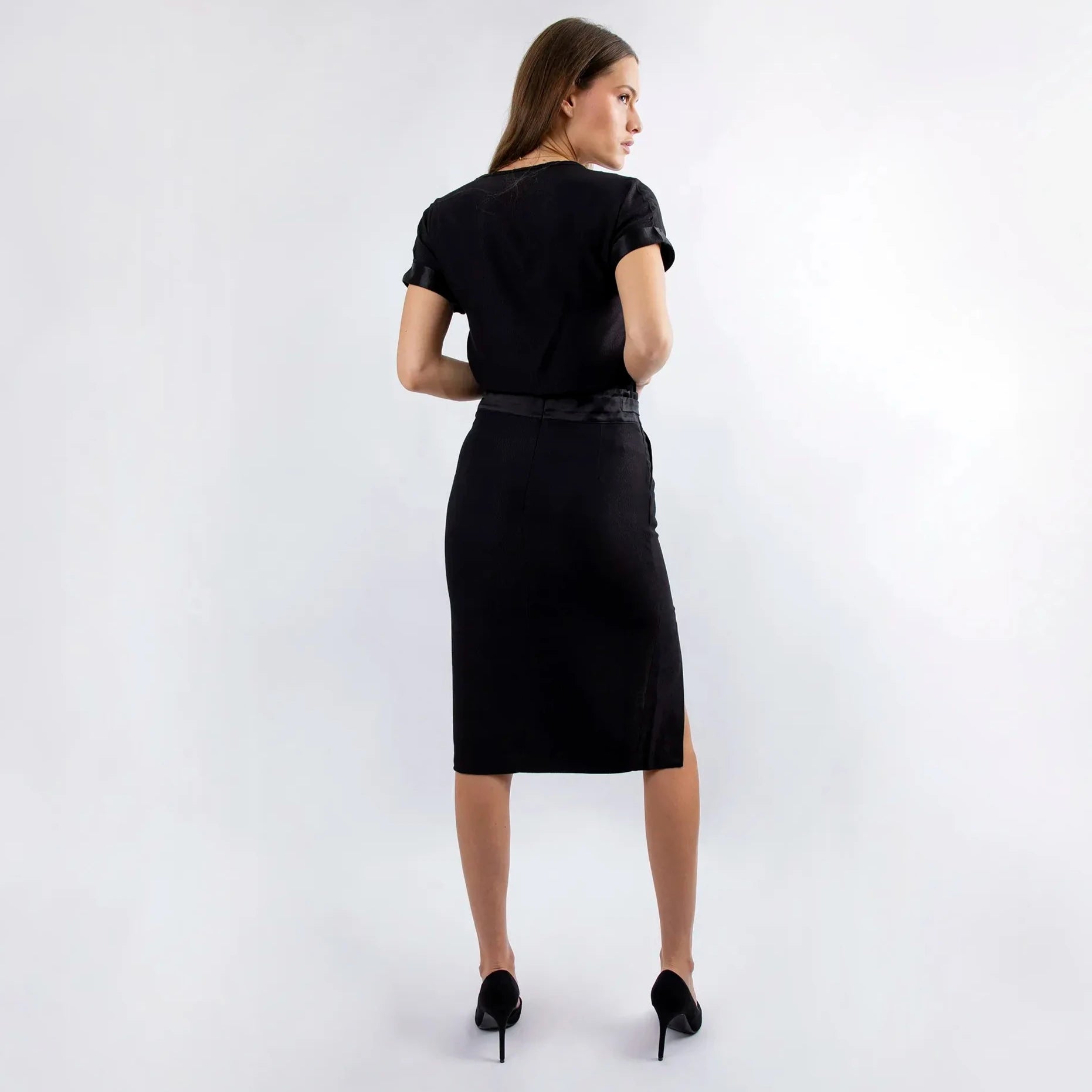 Jupe midi, noir, festive, avec fente sur le côté, ajustable et confortable, en tissu upcyclé, modèle monroe de la marque ASUR