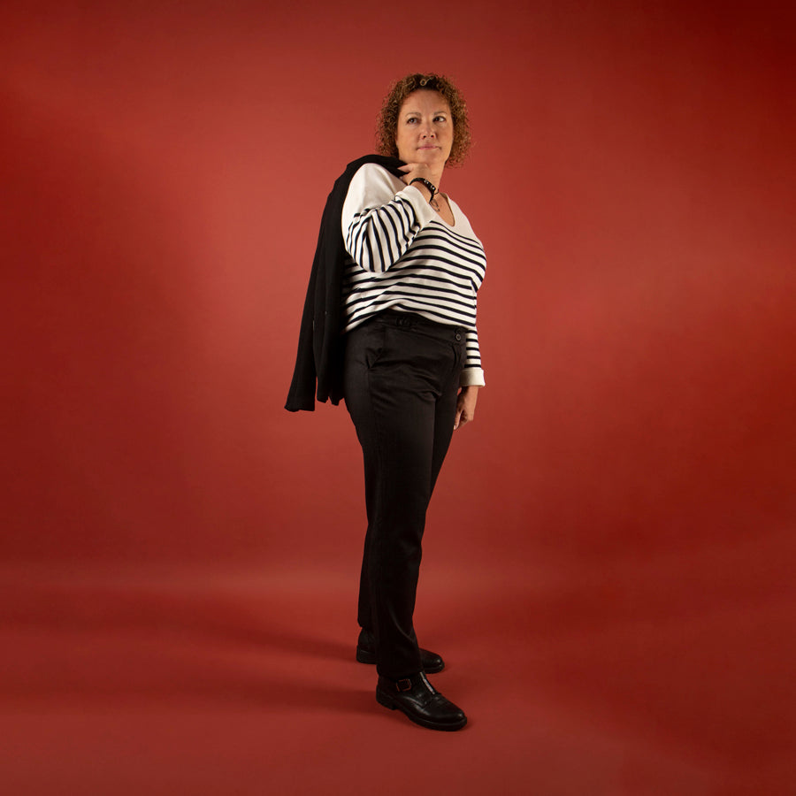 Pantalon coloris éclat, noir, ajustable et confortable en tissu upcyclé, coupe cigarette, modèle Cyrene de la marque ASUR