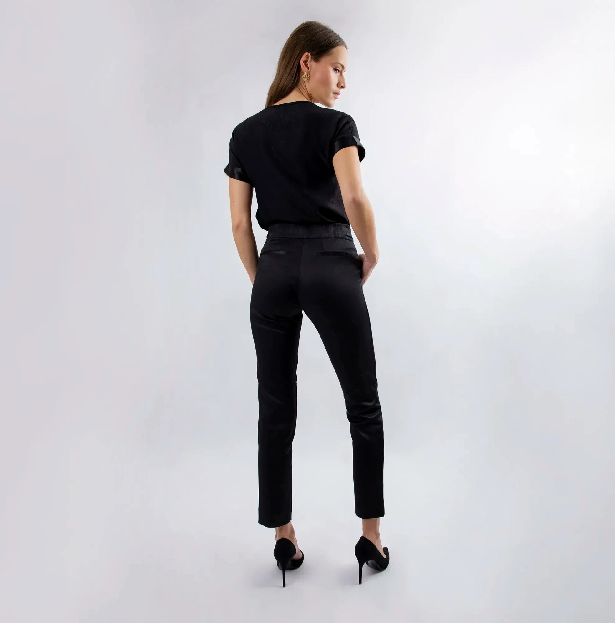 Pantalon noir, ajustable et confortable en tissu upcyclé, coupe cigarette, smoking, festif, modèle reine dérivé du cyrene, de la marque ASUR
