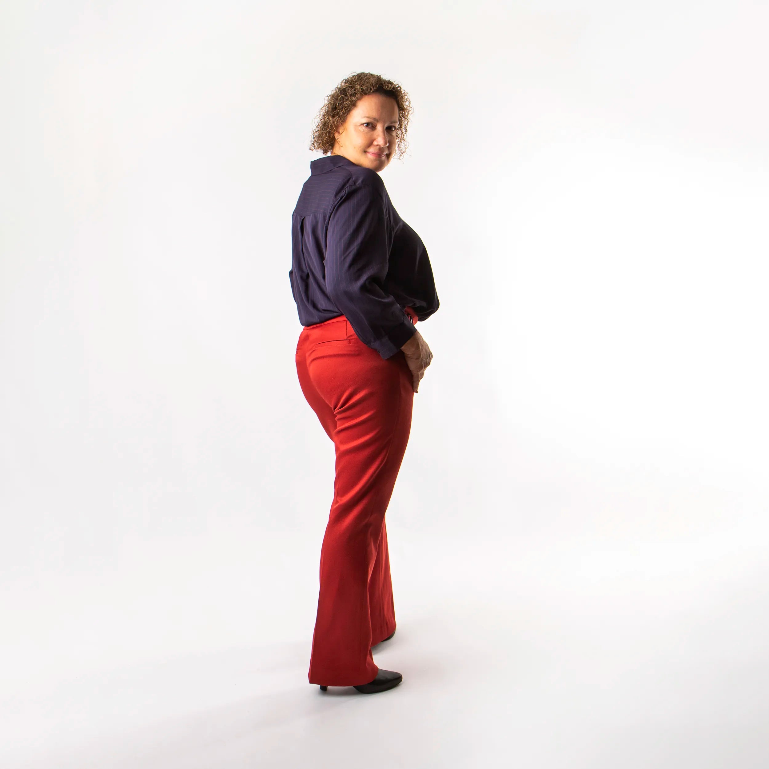 Pantalon rouge, grenat, ajustable et confortable en tissu upcyclé, coupe flare, modèle freyja de la marque ASUR