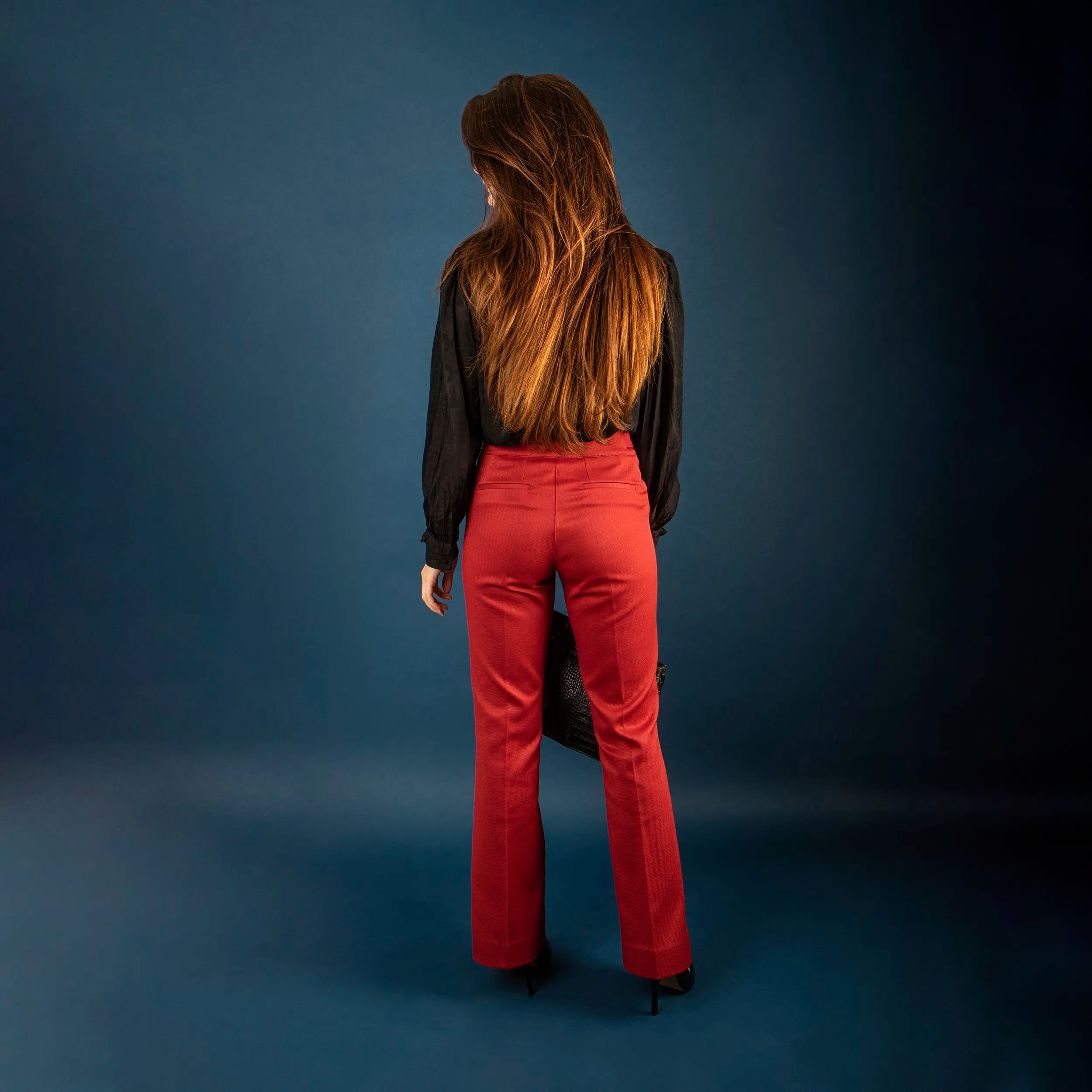 Pantalon rouge, grenat, confortable et ajustable en tissu upcyclé, coupe flare, modèle freyja de la marque Asur