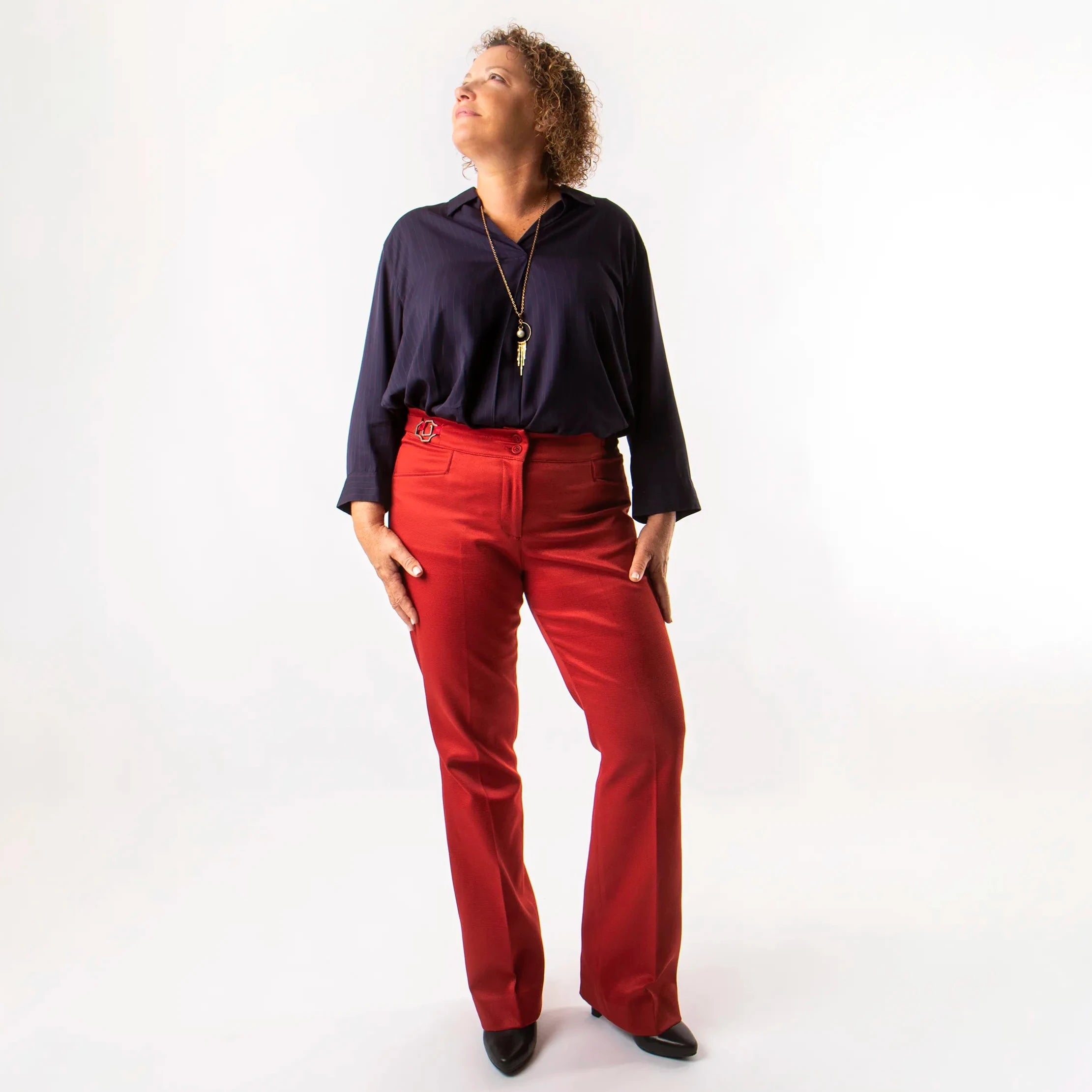 Pantalon rouge, grenat, ajustable et confortable en tissu upcyclé, coupe flare, modèle freyja de la marque ASUR