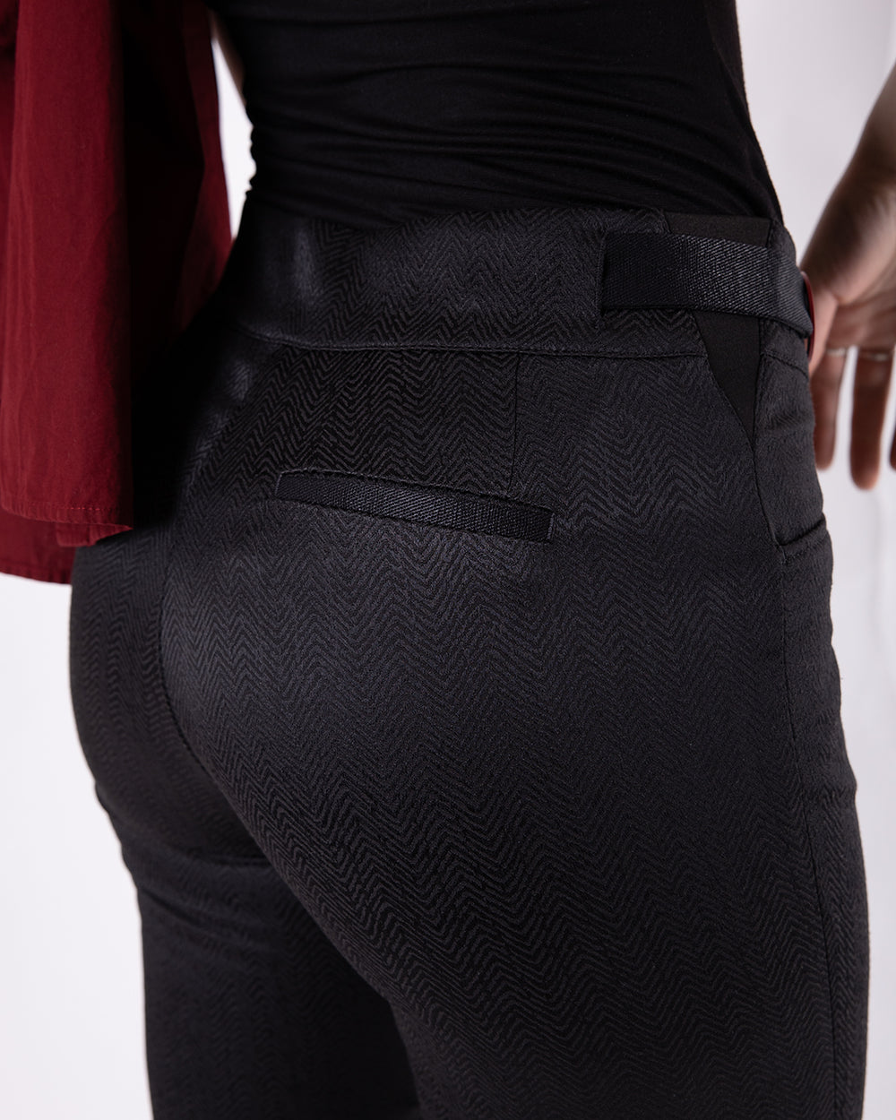 Pantalon Freyja ASUR éclat noir à motifs chevrons coupe flare ajustable