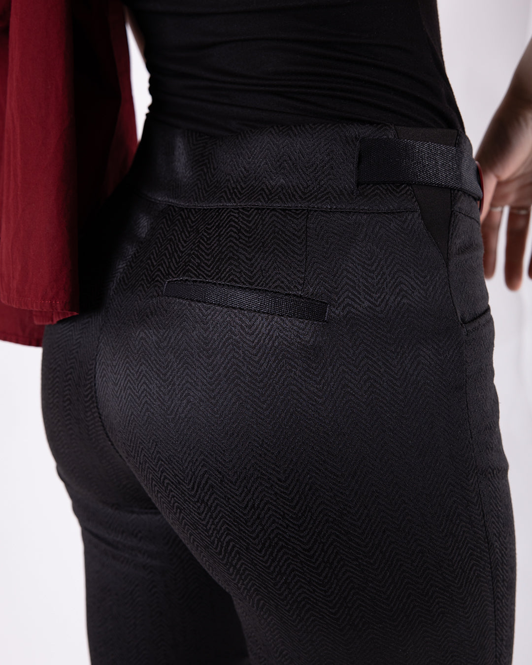 Pantalon Freyja ASUR éclat noir à motifs chevrons coupe flare ajustable