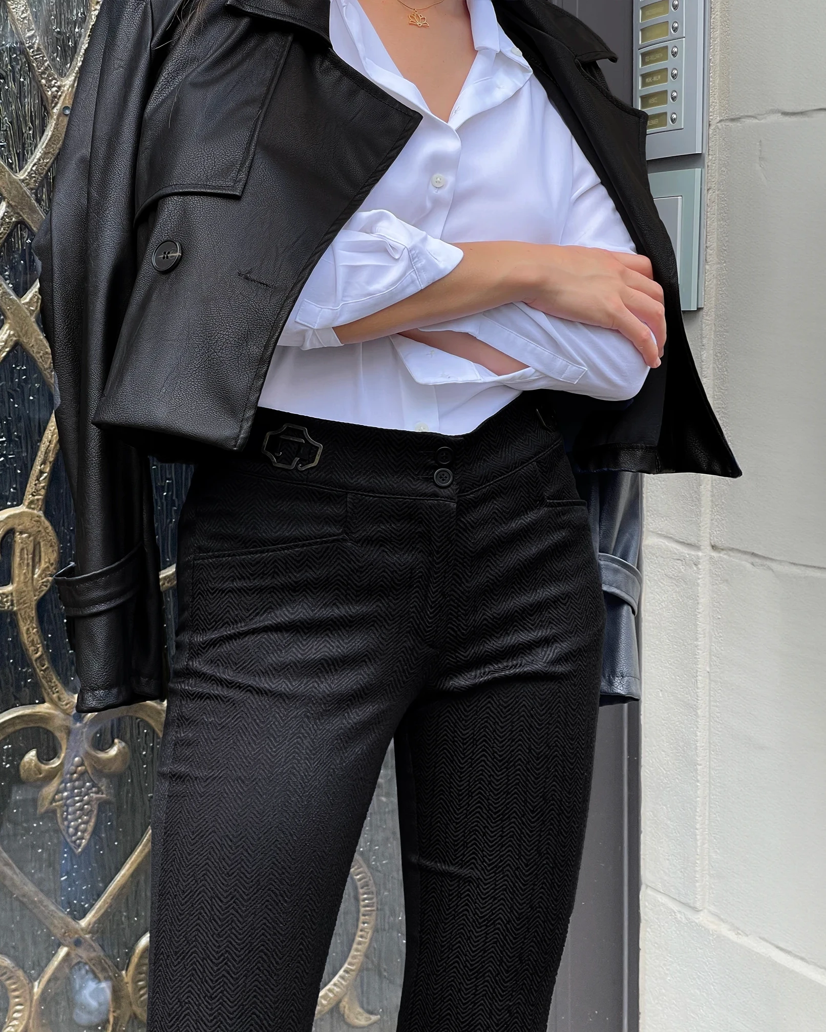 Pantalon Freyja ASUR éclat noir à motifs chevrons coupe flare ajustable