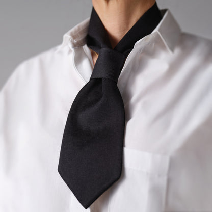 Cravate noire pour femme de la marque Asur avec un nœud facile à nouer, très mode.